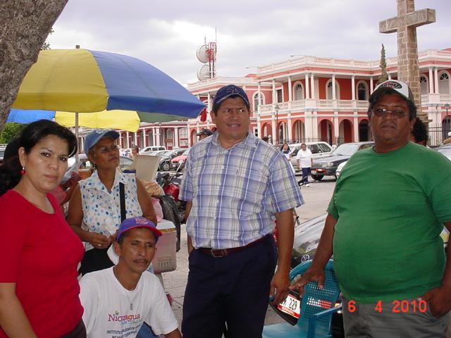 Parte de trabajadores que demandan por estafa al alcalde
